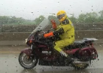 tips aman riding motor saat hujan