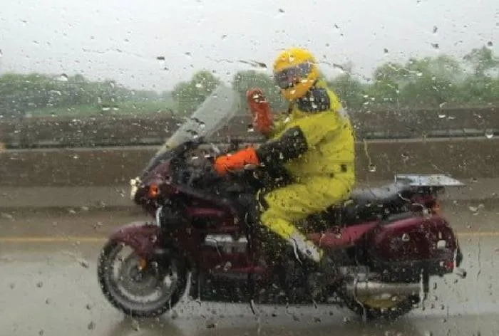tips aman riding motor saat hujan