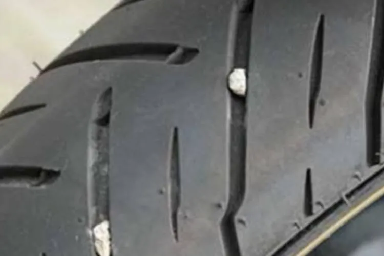 Tips Agar Ban Motor Terhindar dari Kerikil